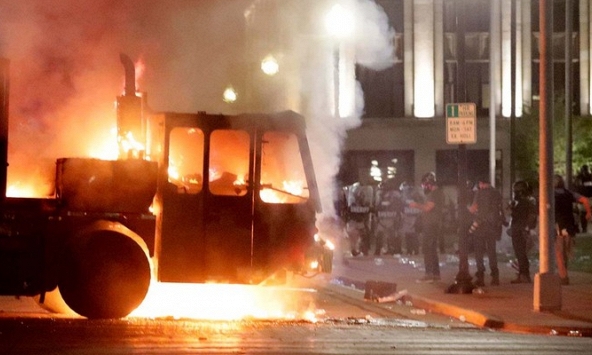 Bang Wisconsin ở Mỹ ban bố tình trạng khẩn cấp sau khi một người đàn ông da màu bị bắn