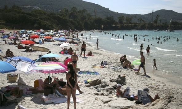 Bộ trưởng Nội vụ Pháp bảo vệ quyền được cởi trần tắm nắng của phụ nữ