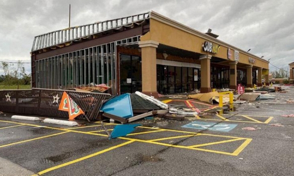 Bão Laura gây thiệt hại trên diện rộng, cướp đi sinh mạng của 6 người ở Mỹ