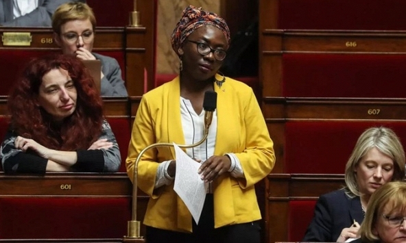 Tạp chí Pháp gây phẫn nộ khi đăng hình vẽ nghị sĩ da màu bị xích cổ