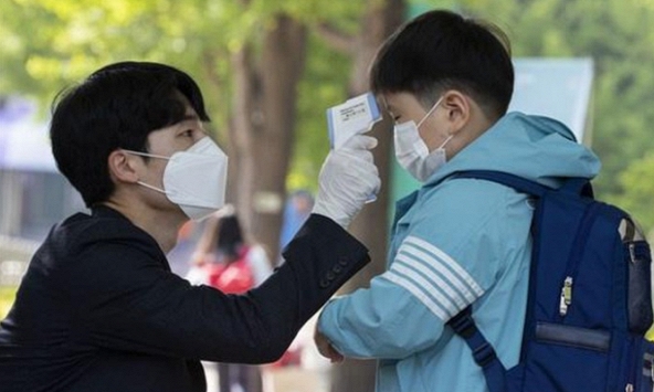 Các trường học chật vật tìm ra cách đưa học sinh trở lại trường trong mùa dịch