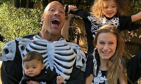 Cả gia đình nam tài tử The Rock nhiễm Covid-19: 'Đây thực sự là một đòn chí mạng'