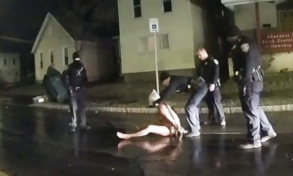 Đình chỉ 7 sĩ quan liên quan vụ người da màu tử vong sau khi bị trùm mũ lên đầu