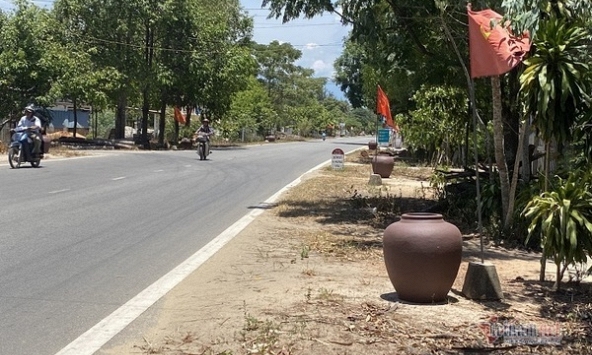 Chính quyền xã nói gì về việc đặt hàng trăm chiếc lu dọc QL49B trồng hoa giấy?