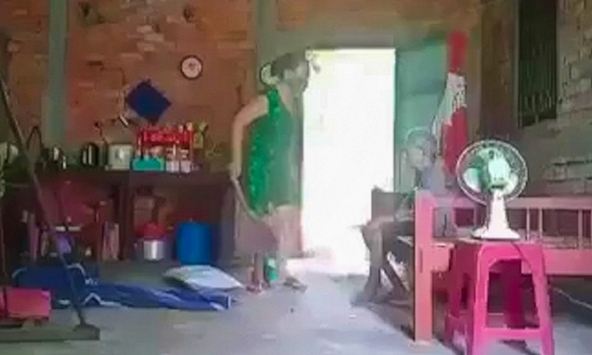 Cụ già bị con gái đánh đập, đổ chất thải bẩn vào mặt
