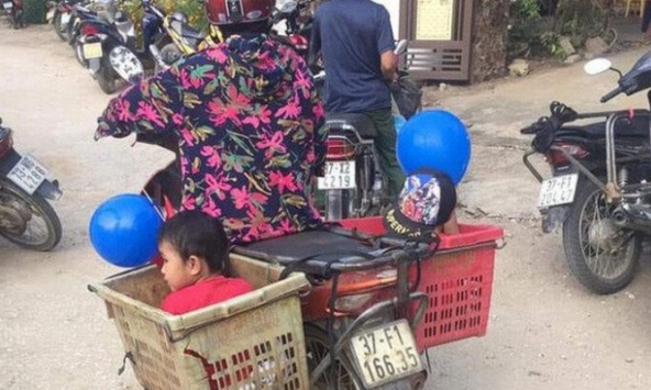 Xúc động với hình ảnh người bà đưa hai cháu đi khai giảng bằng chiếc xe thu mua phế liệu