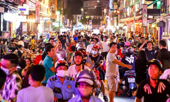 Phố đi bộ Bùi Viện nhộn nhịp ngày đầu hoạt động trở lại