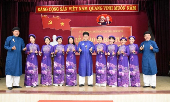 Yêu cầu nam công chức mặc áo dài đến công sở, Sở VH - TT Thừa Thiên - Huế nói gì?