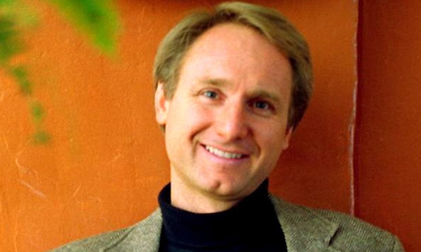 Tiểu thuyết gia Dan Brown phát hành album thính phòng kèm sách thiếu nhi về các con thú chơi nhạc