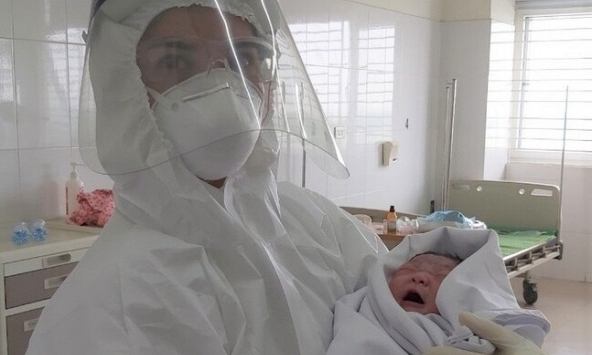 'Bệnh nhân 411' sinh thường bé trai nặng 3,8 kg khi đang nhiễm covid-19
