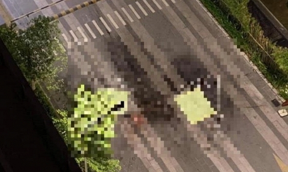 Hai người nhảy từ chung cư cao tầng xuống đường tử vong, để lại mảnh giấy “We are not die”