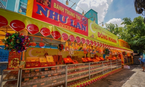 Hàng loạt gian hàng bày bán trung thu ế ẩm, vắng khách