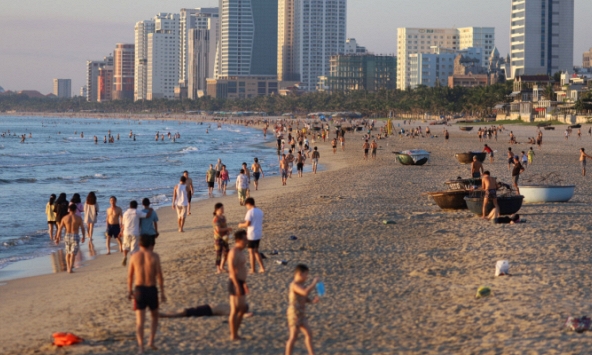 Hàng nghìn người dân Đà Nẵng đi tắm biển sau khi nới lỏng cách ly xã hội