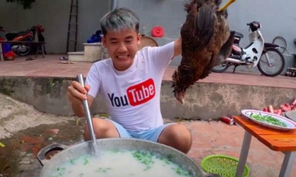 Vụ Hưng Vlog nấu cháo gà nguyên lông: Căn cứ xử phạt đã thỏa đáng?