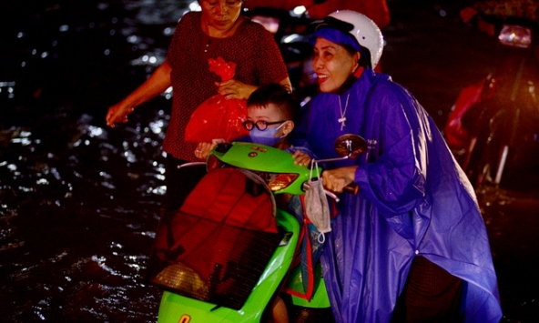 Mưa lớn kéo dài ở TPHCM khiến xe cộ kẹt cứng, nước tràn vào nhà dân