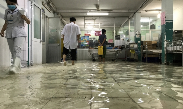 Mưa lớn khiến bệnh viện, trạm biến áp ngập sâu