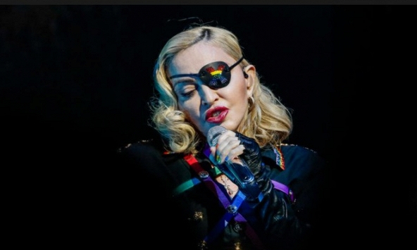 Madonna viết kịch bản và làm đạo diễn phim về cuộc đời mình