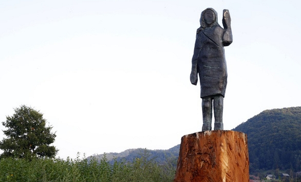 Tượng đồng của phu nhân Melania Trump được dựng lại tại Slovenia