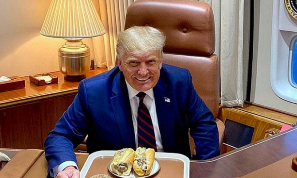 Sự thật về bức ảnh Donald Trump với món ăn 'giống bánh mì Việt Nam' gần 2 triệu likes đang gây bão MXH?