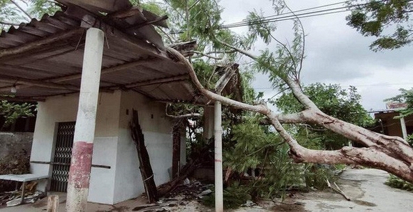 Bão số 5 đổ bộ các tỉnh miền Trung khiến 1 người tử vong, nhiều nhà dân tốc mái