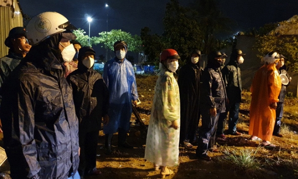 Người dân sơ tán trong đêm tránh bão số 5