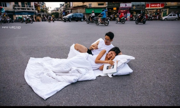 Sở VH-TT xem xét hành vi của cặp đôi chụp ảnh cưới 'chăn gối' ở địa điểm linh thiêng của Hà Nội