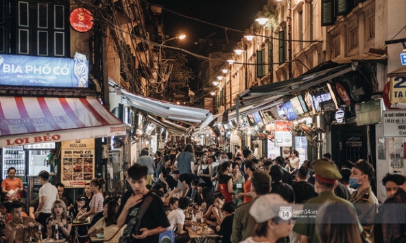 Phố đi bộ Hà Nội đông đúc trở lại sau thời gian dài đóng cửa phòng dịch