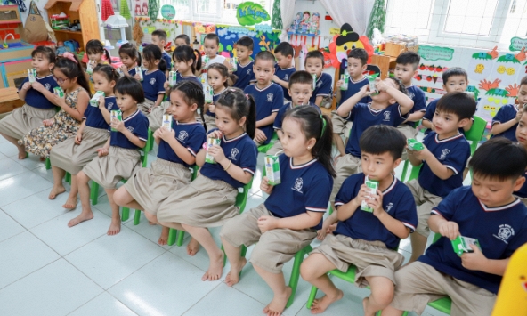 Sữa học đường giúp phụ huynh nhẹ gánh hơn với lợi ích kép