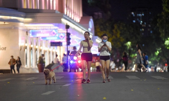 Hà Nội yêu cầu người dân ăn mặc lịch sự và không nói tục ở phố đi bộ Hoàn Kiếm 