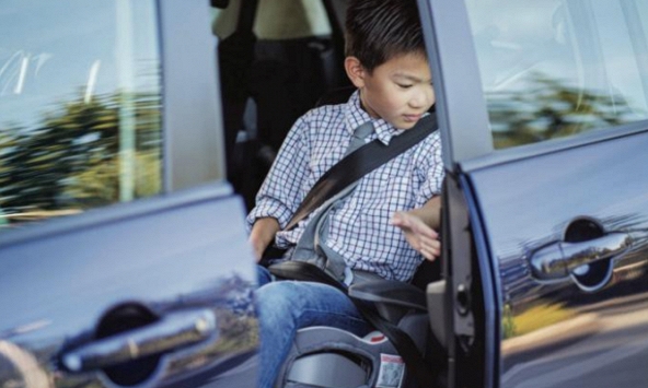 Bộ Công an đề xuất cấm trẻ dưới 12 tuổi ngồi ghế trước ô tô