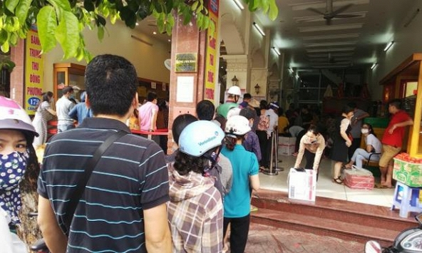 Rồng rắn xếp hàng từ tờ mờ sáng chờ mua bánh trung thu