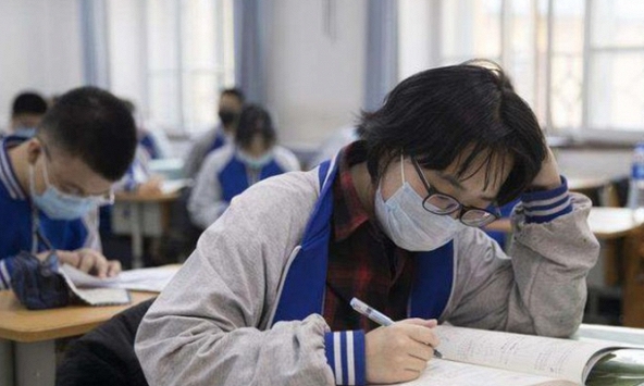 Bắt buộc nữ sinh phải cắt tóc ngắn: Tạo điều kiện để học tập hay vi phạm nhân quyền?