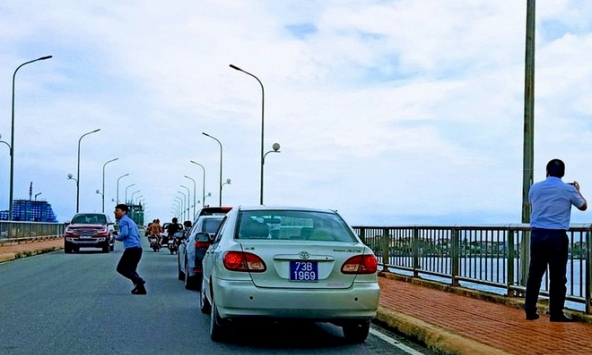 Thứ trưởng Bộ Xây dựng xin lỗi người dân vụ xe biển xanh dừng trên cầu để chụp ảnh