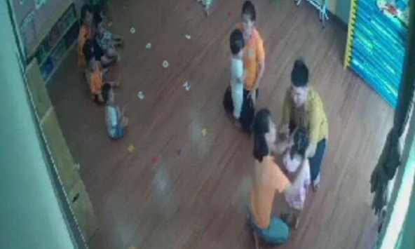 Phụ huynh vào lớp túm tóc và đánh bé 2 tuổi vì tranh đồ chơi của con