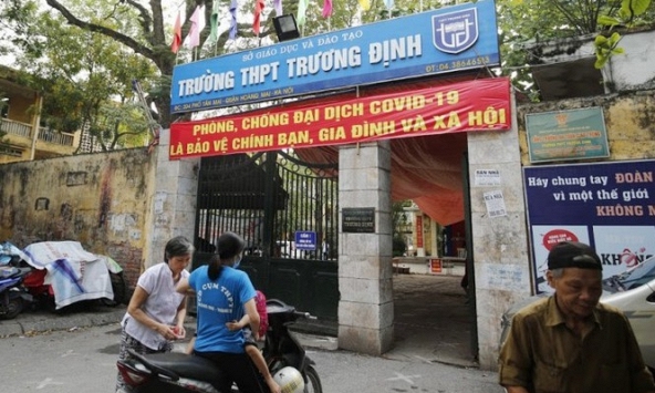 Một  phụ huynh bị lăng mạ vì từ chối đóng tiền 'tự nguyện', nhà trường nói gì?