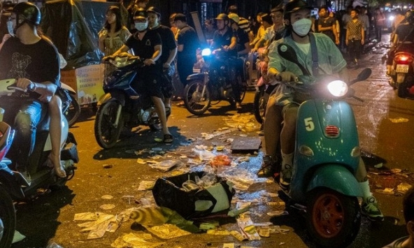 Phố cổ Hà Nội ngập rác sau đêm Trung thu