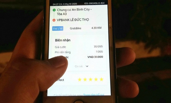 Grab, Gojek thu thêm phí một cách 'mập mờ' khiến khách hàng bức xúc