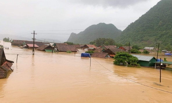 Quảng Bình: Lũ dâng tận nóc nhà, gần 90.000 học sinh phải nghỉ học