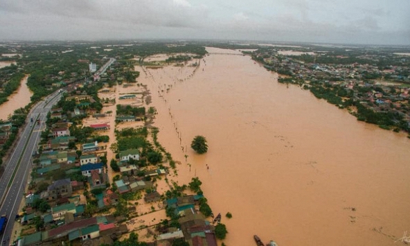Hình ảnh miền Trung ngập trong biển nước, người dân phải sơ tán lánh nạn