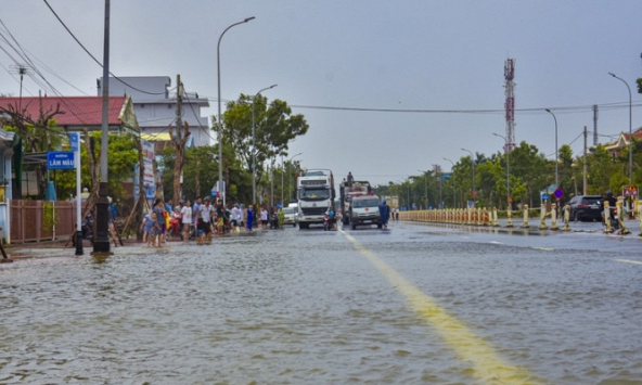 Tuyến quốc lộ 1 qua thị xã Hương Trà ngập sâu, hàng trăm ôtô dừng chờ nước rút