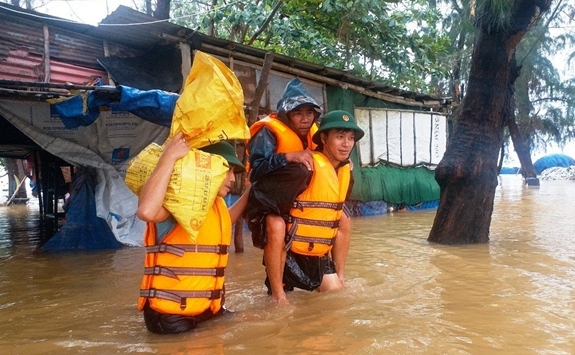 Bộ Quốc phòng đưa quân cùng khí tài đặc chủng vào Huế để hỗ trợ người dân vùng lũ bị cô lập