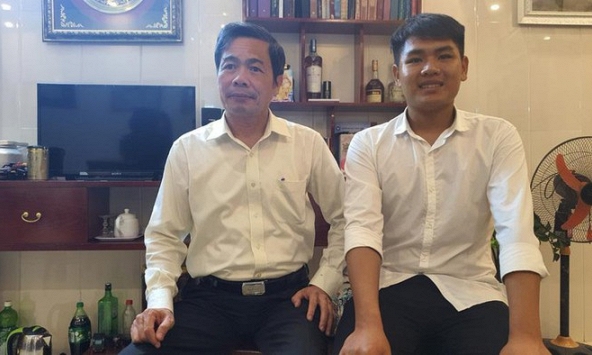 Thầy hiệu trưởng 30 năm 'cõng' bạn và duyên gặp gỡ với Ngô Minh Hiếu