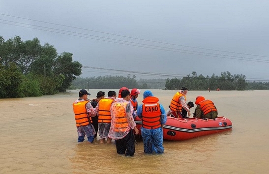 Mưa lũ miền Trung: Một sản phụ bị lũ cuốn trôi, hai mẹ con bị điện giật khi dọn nhà lúc lũ rút