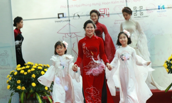 Áo dài Hương Giang nổi bật trong “Sắc Thu Hà Nội”