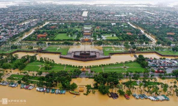 Kinh thành Huế ngập trong biển nước
