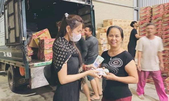 Thủy Tiên kêu gọi được hơn 22 tỷ hỗ trợ đồng bào miền Trung sau chưa đầy 2 ngày