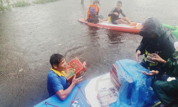 Những hành động ấm tình người giữa cơn bão lũ