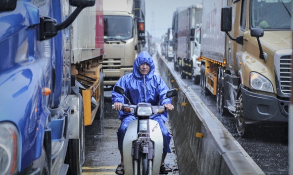 Quảng Bình: Quốc lộ 1 bị ngập sâu, hàng trăm phương tiện bị tắc nghẽn 