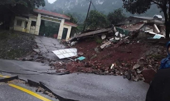 Sạt lở núi kinh hoàng vùi lấp đồn biên phòng ở Quảng Bình và xé toác QL 12A