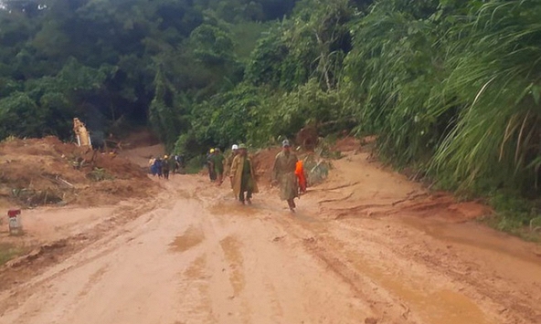 10 tiếng đồng hồ để đưa thi thể đồng chí công an xã hy sinh trong lúc ứng cứu người dân bị nước cuốn trôi